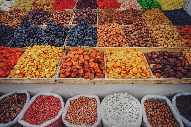 말린 과일과 견과류, 건강 한 채식의 다양 한 구색을 다채로운 상자 건조 과일 - indian nut 뉴스 사진 이미지