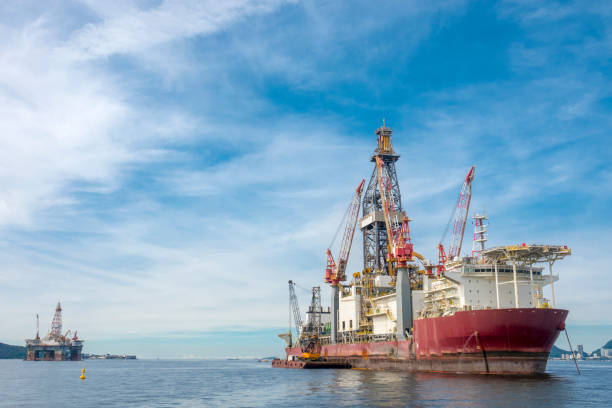 нефтяная вышка и судно поддержки на шельфе - oil rig brazil oil industry petroleum стоковые фото и изображения