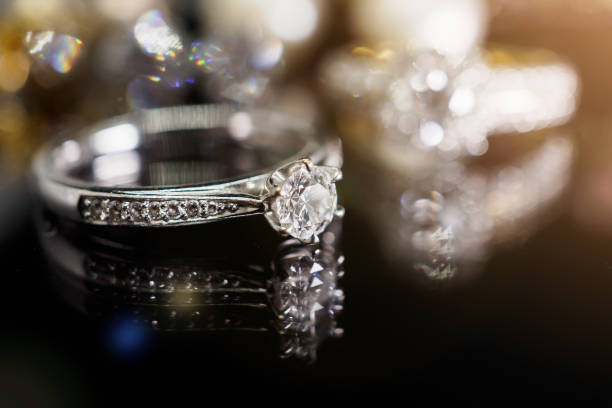 istock Jewelry diamond rings with reflection on black background 939356130