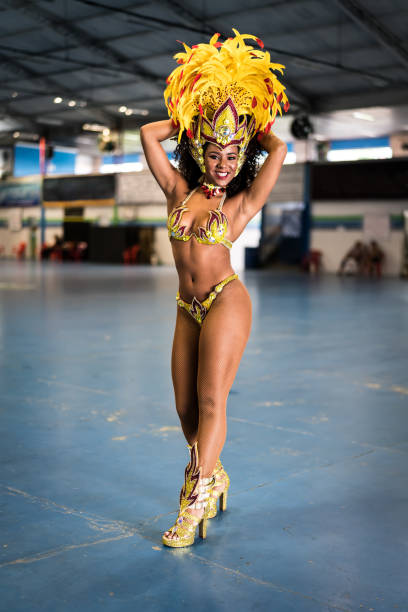 ブラジルのカーニバル衣装を着て女性の肖像画 - rio de janeiro carnival samba dancing dancing ストックフォトと画像