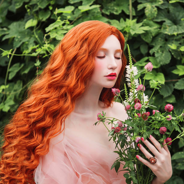 vestido de pre-raphaelite linda garota com cabelo vermelho encaracolado com um tule voando no fundo de uma samambaia - princess women duchesses renaissance - fotografias e filmes do acervo