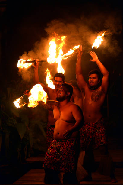 hommes de cook islander feu dansant dans rarotonga cook islands - fire dancer photos et images de collection