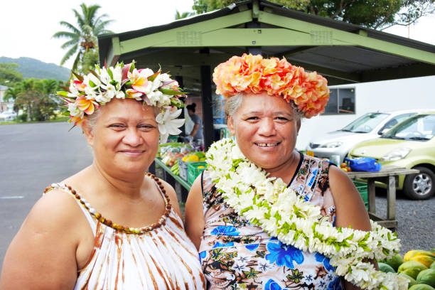 glücklich reife cook islander frau lächelt in die kamera - polynesian culture stock-fotos und bilder