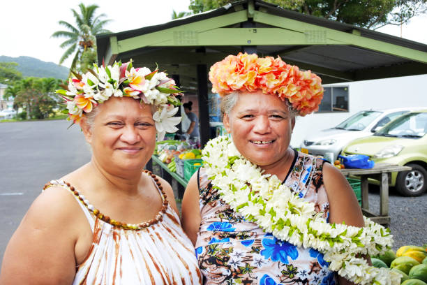 mujer madura feliz del cocinero isleño sonríe para la cámara - south pacific ocean island polynesia tropical climate fotografías e imágenes de stock