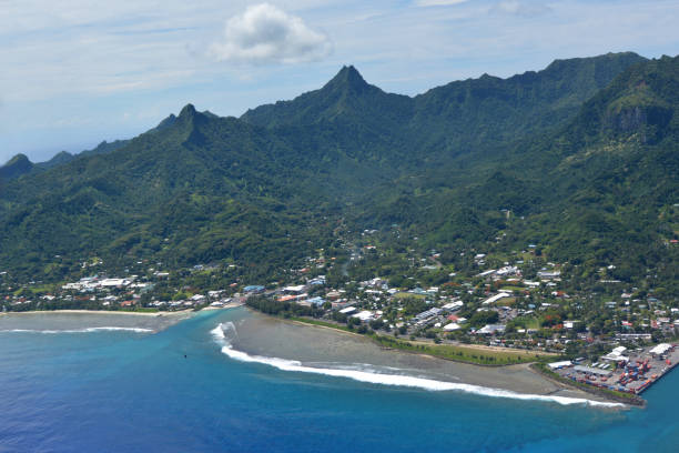 vista del paisaje aéreo de avarua ciudad rarotonga islas cook - south pacific ocean island polynesia tropical climate fotografías e imágenes de stock