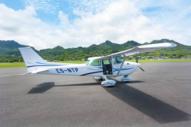 cessna 172 skyhawk en las islas cook rarotonga aeropuerto - skyhawk fotografías e imágenes de stock