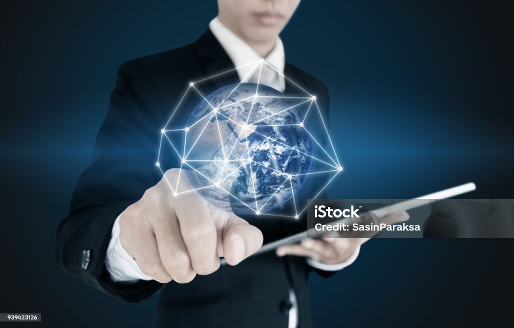 Empresário, pressionando na conexão de rede global e dados, sobre fundo azul. Elementos da imagem são mobilados com NASA - Foto de stock de Adulto royalty-free