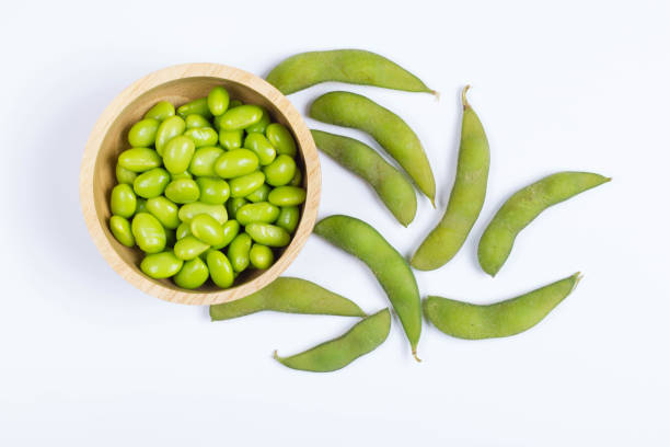 白い背景の上の緑国産大豆 - soybean bean edamame pod ストックフォトと画像