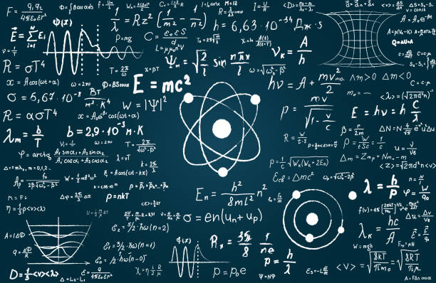 tafel mit wissenschaftlichen formeln und berechnungen in der physik und mathematik eingeschrieben. wissenschaftliche themen gebunden, quantenmechanik, relativitätstheorie und wissenschaftliche berechnungen zeigen - physics atom electron chemistry stock-grafiken, -clipart, -cartoons und -symbole