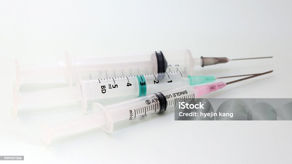 Trois seringues médicales jetables sur fond blanc. - Photo de Seringue libre de droits