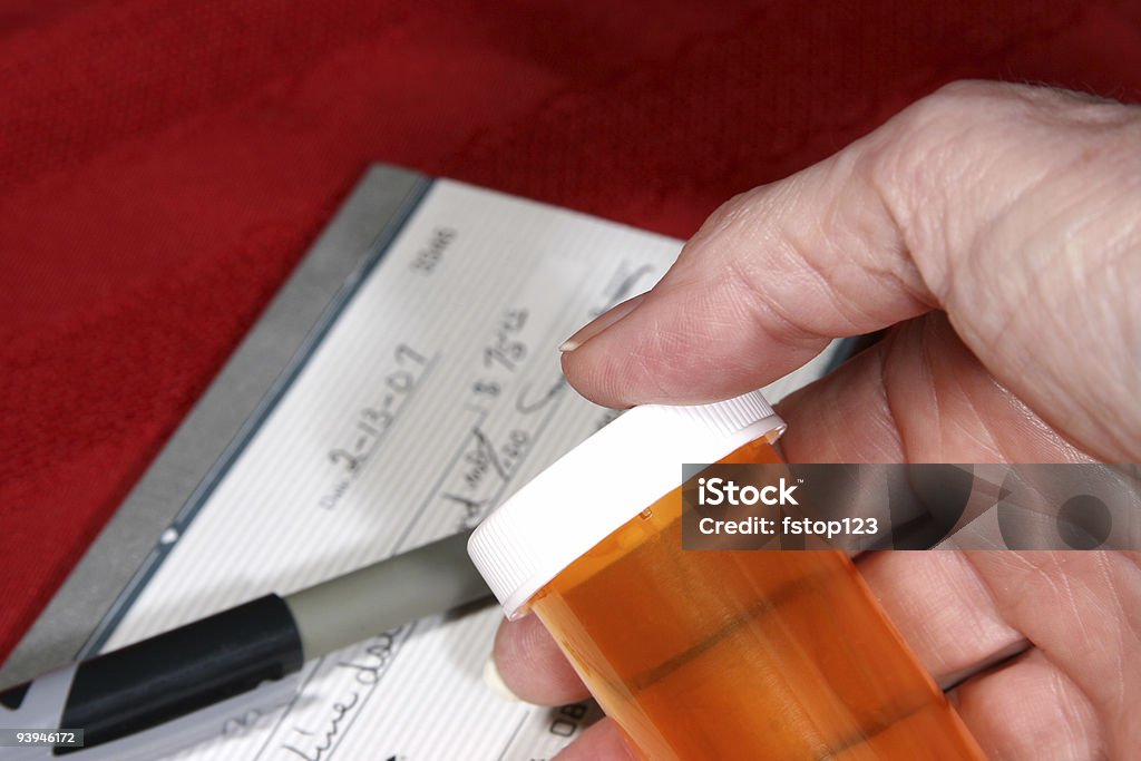 Mão com frasco e checkbook vazio receita médica - Royalty-free Medicação Foto de stock
