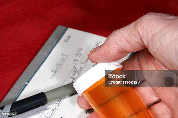 Mão Com Frasco E Checkbook Vazio Receita Médica - Fotografias de stock e mais imagens de Medicação - Medicação, Vazio, Verter