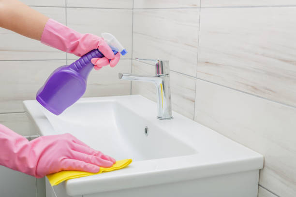 istock Woman cleaning bathroom at home 939464554
