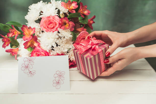 istock Love background with pink roses, flowers, gift on table 939468784