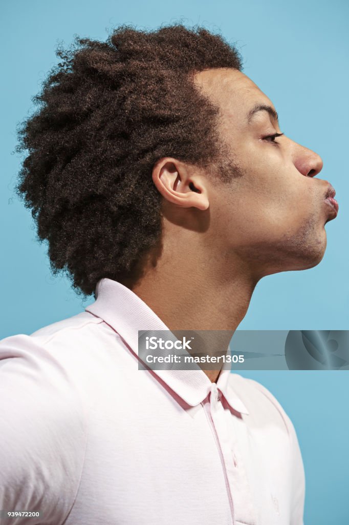 Retrato de homem afro atraente com beijo isolado sobre fundo azul - Foto de stock de Soprar royalty-free