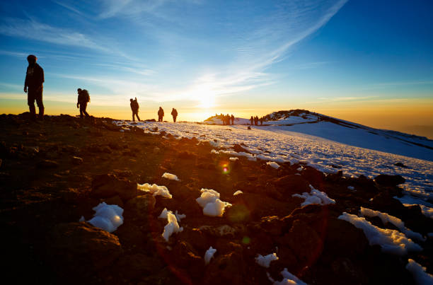Mt Kilimanjaro route to the summit, a number of people climb the last stretch to the top Mt Kilimanjaro, with 5.895 m Africas highest mountain as well as worlds highest free-standing mountain. At the Machame route, shot at an altitude of approx. 5800 m. Route to the summit, a number of people climb the last stretch to the top, Tanzania. mt-kilimanjaro stock pictures, royalty-free photos & images