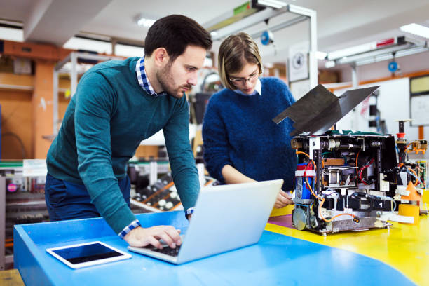 junge studenten der robotik am projekt arbeiten - business practices stock-fotos und bilder