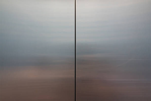 ステンレス製エレベーター ドア背景やテクスチャ、金属ドアを閉じる - harsh lighting ストックフォトと画像