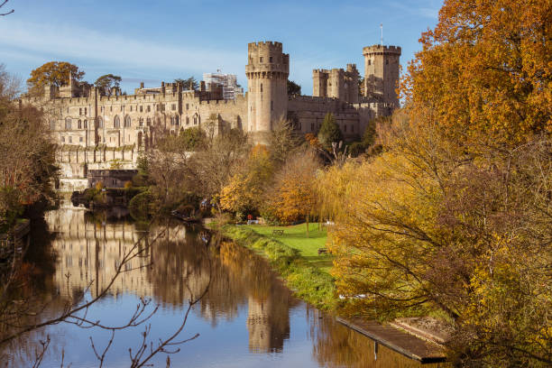 Warwick castle autumn Warwick castle on the river Avon warm autumn day fall colours, Warwick, Warwickshire, England, UK, November 2017 warwick uk stock pictures, royalty-free photos & images