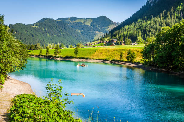 linda vista para o lago de montanha.  steg, malbun de lichtenstein, europa - liechtenstein - fotografias e filmes do acervo