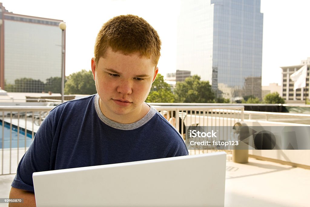 Adolescente com computador portátil por Piscina - Royalty-free Computador Foto de stock