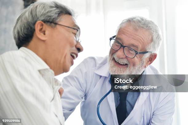 아시아 남성 환자와 수석 남성 의사의 행복 의사에 대한 스톡 사진 및 기타 이미지 - 의사, 환자, 노인