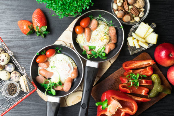 desayuno con huevos, verduras, frutas, salud - quail egg almond tomato white meat fotografías e imágenes de stock