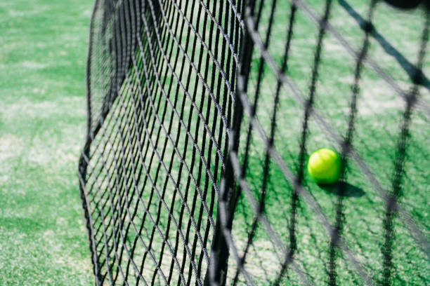 padel e rete da tennis con palla - toughness surface level court tennis foto e immagini stock
