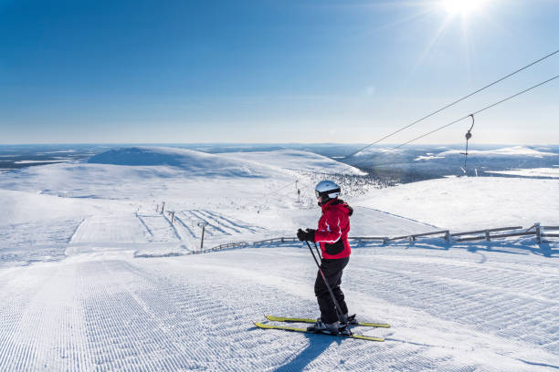 frau-skifahren in lappland finnland - abfahrtslauf stock-fotos und bilder