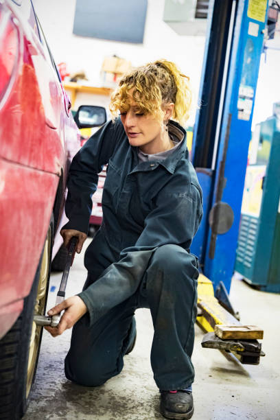 istock Female mechanic checking the tire pressure 939548794