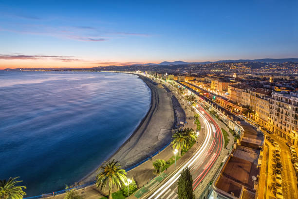 passeio marítimo e a costa de azure ao entardecer em nice - city of nice france beach promenade des anglais - fotografias e filmes do acervo