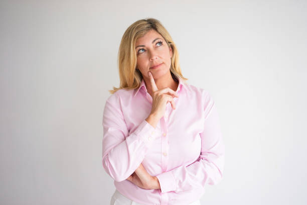 pensive kobieta w średnim wieku dotykając podbródek - caucasian businesswoman pensive shirt zdjęcia i obrazy z banku zdjęć