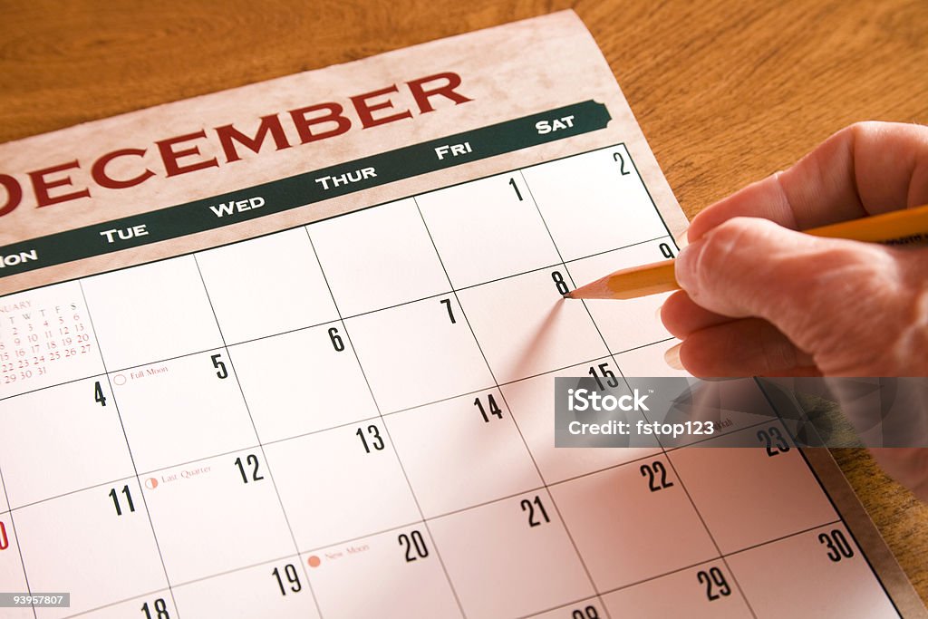 Contando los días hasta Navidad en el mes de diciembre, el Calendario. Mano. - Foto de stock de Agarrar libre de derechos