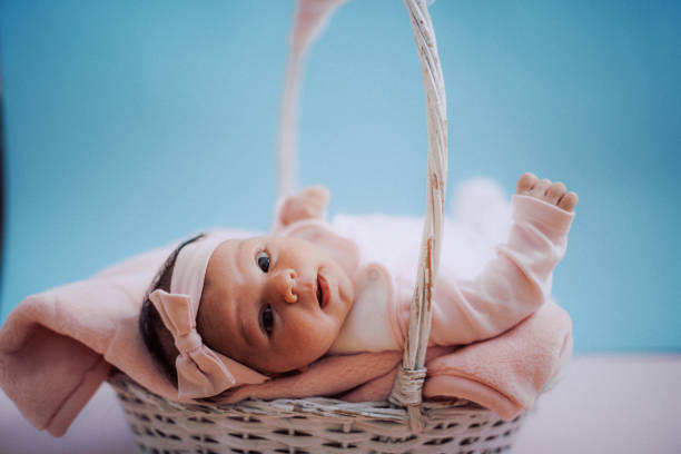 retrato de muchacha linda adorable recién nacido - party newborn baby hospital fotografías e imágenes de stock