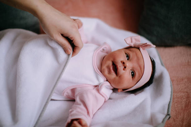 retrato de muchacha linda adorable recién nacido - party newborn baby hospital fotografías e imágenes de stock