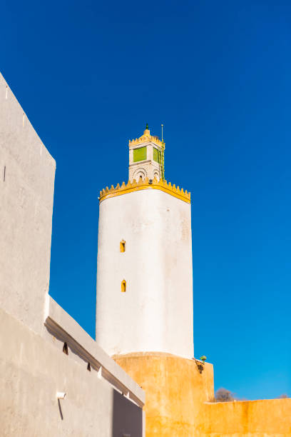 minarett-moschee in el jadida, marokko - el jadida stock-fotos und bilder