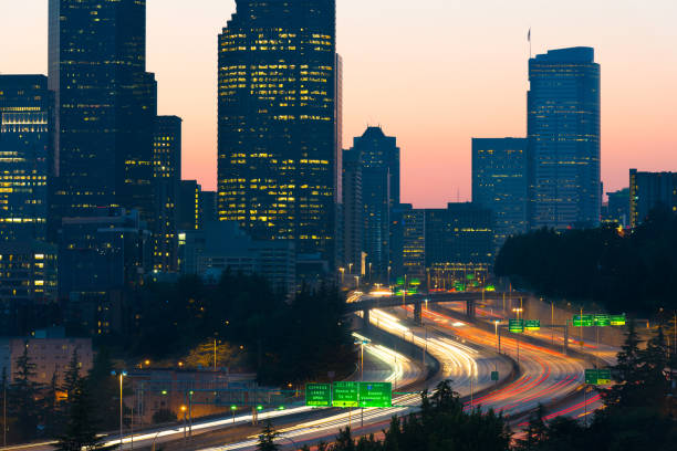 interstate 5 and downtown in seattle - seattle night skyline architecture and buildings imagens e fotografias de stock