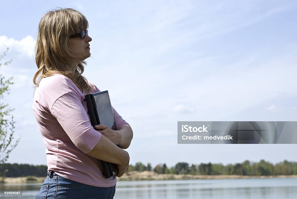 Frau mit einem computer - Lizenzfrei Arbeiten Stock-Foto