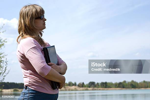 Mulher Com Um Computador - Fotografias de stock e mais imagens de Adulto - Adulto, Adulto de idade mediana, Ao Ar Livre