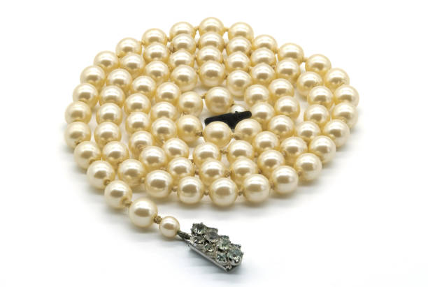 白い背景の上の真珠のネックレス - shiny group of objects gem bright ストックフォトと画像