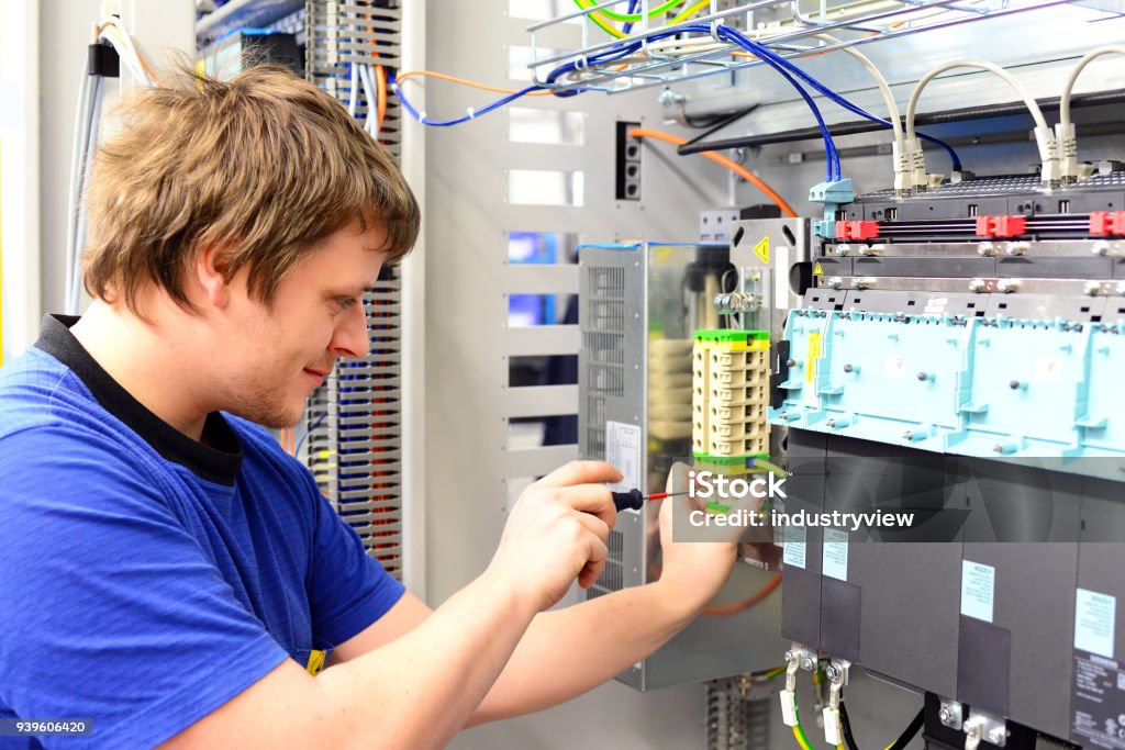 Mann baut elektronische Komponenten auf einem Computer in einer Fabrik für Maschinenbau - Lizenzfrei Techniker Stock-Foto
