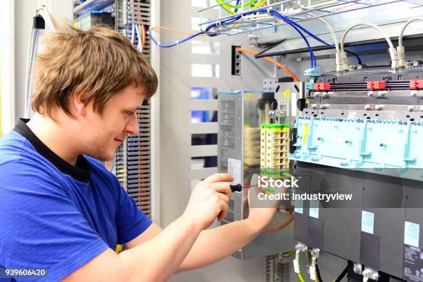 Mann Baut Elektronische Komponenten Auf Einem Computer In Einer Fabrik Für Maschinenbau Stockfoto und mehr Bilder von Techniker