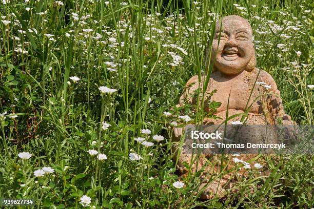 Buddha Stockfoto und mehr Bilder von Buddha - Buddha, Lachen, Blume