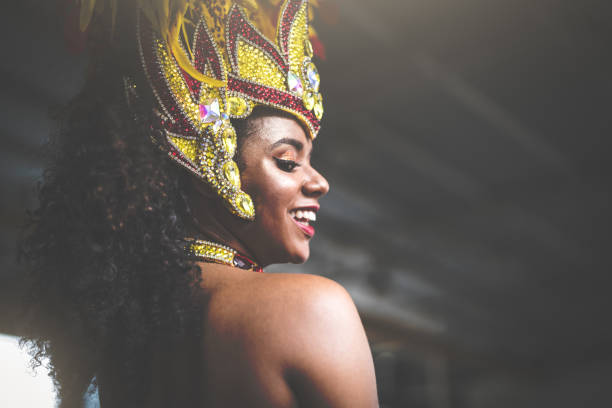 mulher brasileira dançando samba para o desfile de carnaval famoso - rio de janeiro carnival samba dancing dancing - fotografias e filmes do acervo