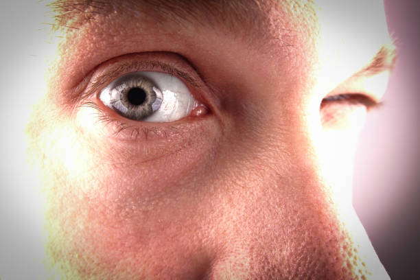 глаз смотрит в глазок - eye hole стоковые фото и изображения