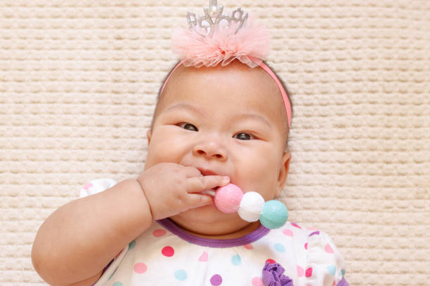 симпатичные новорожденные азиатские девушки. - baby yawning asian ethnicity newborn стоковые фото и изображения
