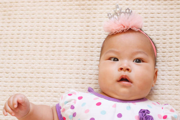 jolie fille asiatique nouveau-né. - baby yawning asian ethnicity newborn photos et images de collection
