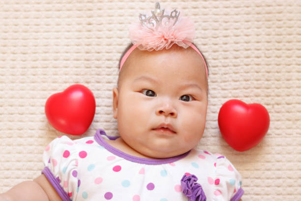 jolie fille asiatique nouveau-né - baby yawning asian ethnicity newborn photos et images de collection