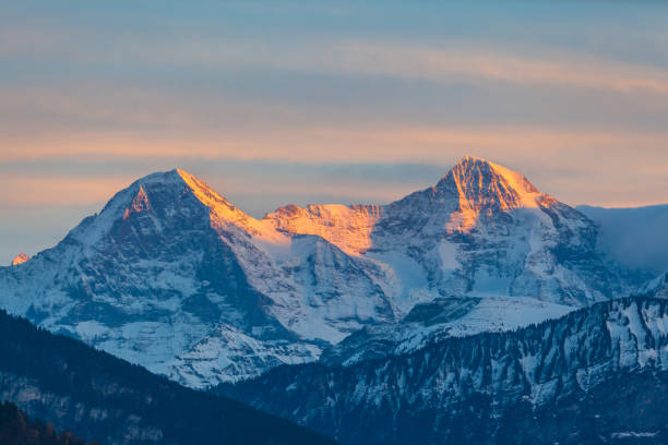 stuuning vista del eiger north face en puesta del sol - north face eiger mountain fotografías e imágenes de stock