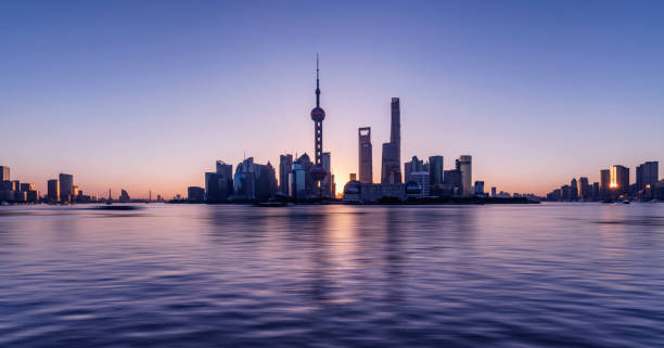 bund in schanghai, china - shanghai skyline night urban scene stock-fotos und bilder